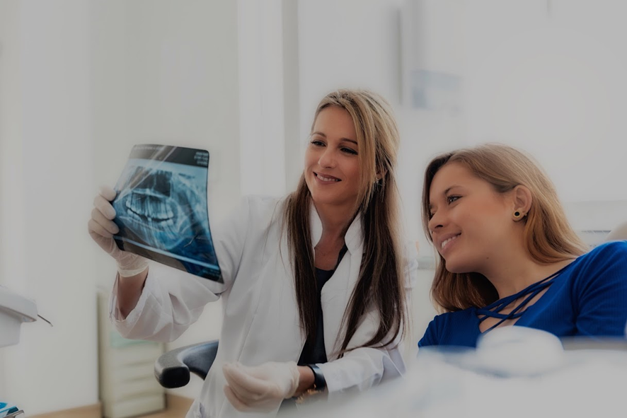 Dra. Elena Hernández ortodoncista Invisalign Diamond Apex en Boadilla del Monte