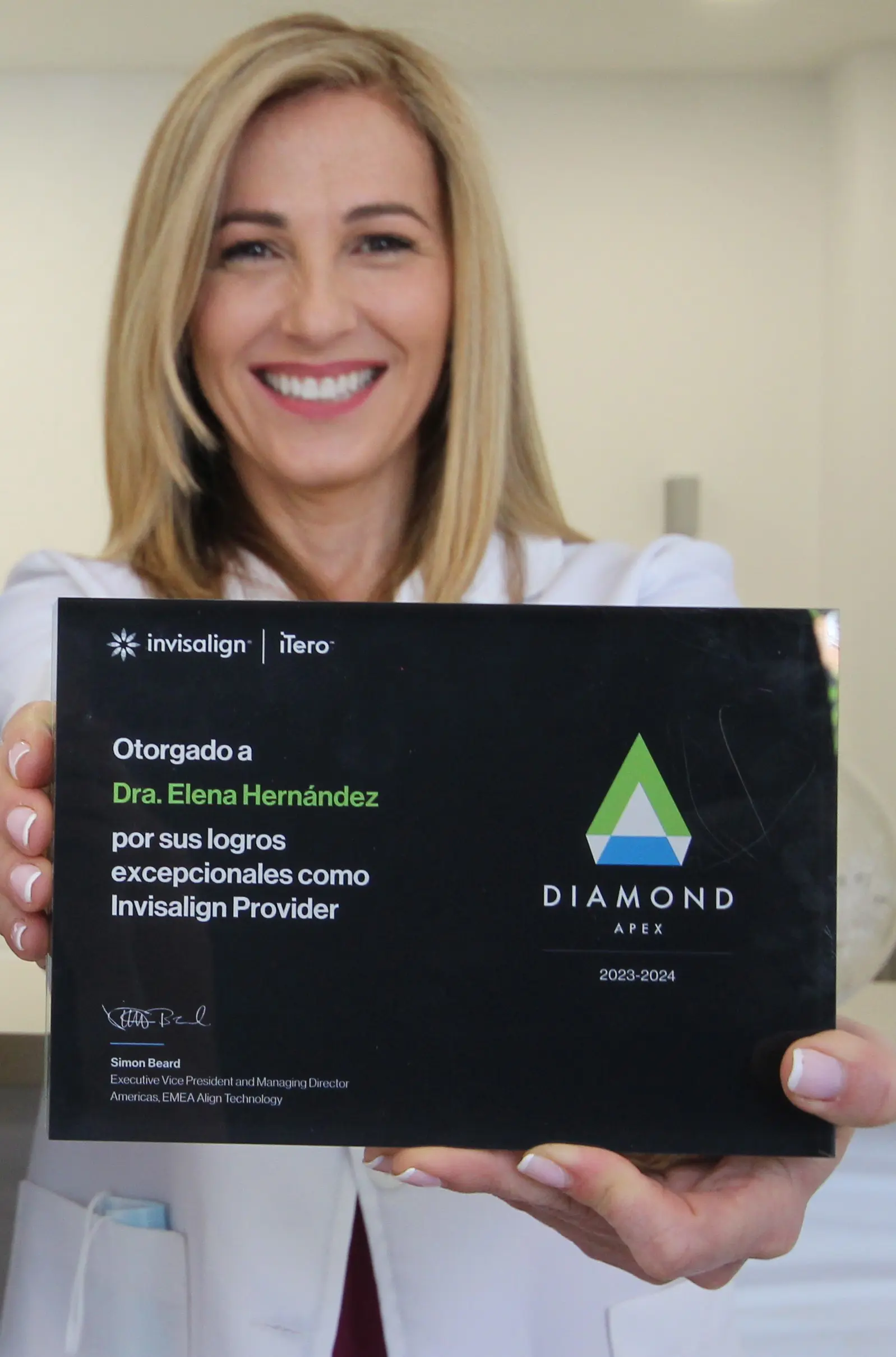 Invisalign Diamond Apex en Boadilla del Monte – Clínica Dentisalud y Dra. Elena Hernández