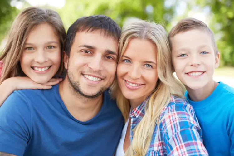 Familia sonriendo durante una consulta de ortodoncia para niños y adultos en Boadilla del Monte