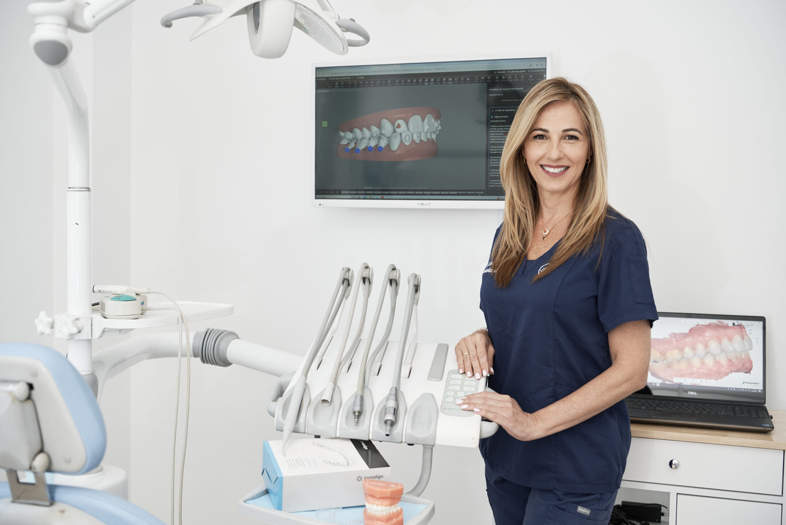 Dra. Elena Hernández, ortodoncista con amplia experiencia en ortodoncia invisible