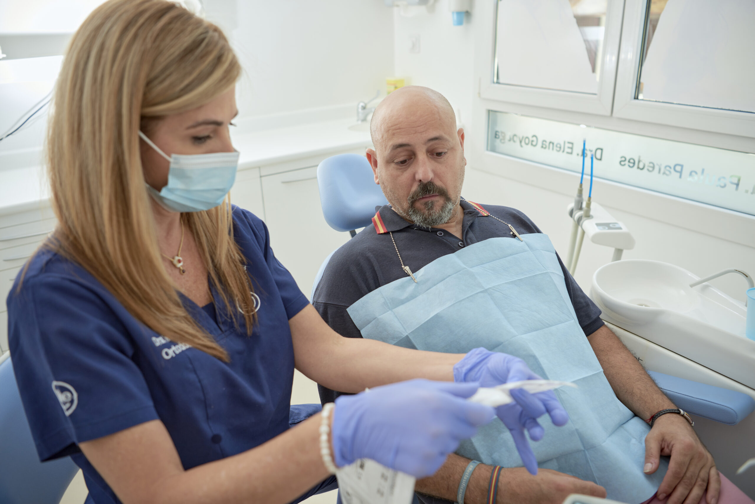 Especialista en ortodoncia invisible trabajando con un paciente en Dentisalud